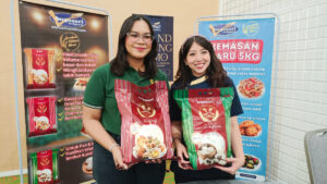 Widya Triyanti Asisten Manager Marketing Bogasari (kiri) dan Florance Sukmawati (Celebrity Chef) saat press conference Grand Baking Demo di Bandung, Kamis 12 Desember 2024