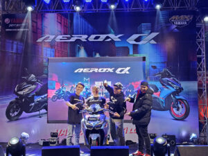 Event Perdana We Are Aerox Society Sukses Digelar di Ciwalk Bandung, Kolaborasi dengan Street Wear Brand kenamaan Pro Street  – Pasca diluncurkan pada Desember tahun lalu, kehadiran sepeda motor Yamaha AEROX ALPHA sukses mendapatkan respon positif di kalangan anak muda pecinta Sport Scooter tanah air. Karena selain punya banyak sentuhan pembaruan yang menyasar bagian desain, fitur dan mesin secara signifikan, kehadiran AEROX generasi ketiga ini juga dinilai semakin mampu merefleksikan semangat dan gaya hidup berkendara para Gen Z serta Millenial yang aktif dalam bermobilitas.  Lantas tidak heran jika kemeriahan produk baru di jajaran skutik MAXi Yamaha itu, terus digaungkan dengan berbagai kegiatan yang mendekatkan Yamaha AEROX ALPHA dengan hobi anak-anak muda Indonesia. Salah satunya dengan menggelar kembali event bertajuk We Are AEROX Society di 11 kota besar di Indonesia yang meliputi Jakarta, Bandung, Yogyakarta, Surabaya, Malang, NTB, Medan, Palembang, Lampung, Makassar dan Pontianak selama periode Januari – Februari 2025.  Bandung dipilih sebagai kota pertama yang akan melaksanakan event tersebut secara besar-besaran, karena dinilai mempunyai budaya street ride yang kuat dan para biker AEROX disana, juga sangat aktif dalam menunjukan eksistensi diri serta mempopulerkan event We Are Aerox Society di berbagai platform media sosial.  “Upaya Yamaha untuk mendekatkan AEROX ALPHA kepada para konsumen muda Indonesia terus kami lakukan sejak produk anyar ini diluncurkan pada akhir tahun 2024 lalu. Setelah menggelar kegiatan Track Day yang memfasilitasi rekan-rekan media untuk mengeksplorasi berbagai upgrade yang ada pada motor, kali ini kami pun melanjutkannya dengan menggelar event We Are Aerox Society di 11 kota besar di Indonesia. Melalui aktivitas ini Yamaha ingin menunjukan gaya hidup dan semangat berkendara konsumen muda AEROX melalui berbagai kegiatan yang kental akan budaya street ride. Karena seperti yang kita tahu, sebagai Super Sport Scooter yang sangat popular, AEROX berhasil menciptakan tren berkendara dan gaya hidup baru di kalangan muda saat ini,” ungkap Rifki Maulana, Manager Public Relation, YRA & Community, PT Yamaha Indonesia Motor Mfg.  Event Perdana We Are AEROX Society di kota Bandung dilaksanakan pada Sabtu (25/1) di Teras Ciampelas Walk yang berkolaborasi dengan Street Wear Brand kenamaan, yaitu Pro Street.   Pada event ini, berbagai kegiatan street lifestyle dihadirkan untuk meramaikan jalannya acara.   Dimulai dari aktivitas rolling city menuju lokasi acara yang diikuti oleh lebih dari 300 bikers AEROX Jawa Barat yang mengambil titik keberangkatan dari dua tempat, Flagship Shop Yamaha Bandung dan juga Monumen Perjuangan Jawa Barat.  Lalu ada kompetisi street art yang meliputi beat box, mural atau grafiti, kontes modifikasi, E-Sport, fotografi, hingga dyno test.   Semakin meriah, pada momen yang sama Yamaha area Jawa Barat juga turut mengadakan local launching untuk produk AEROX ALPHA dan Podcast dari Yamaha Jabar yang diberi nama OTW, sekaligus menginformasikan berbagai pembaruan yang ada pada motor tersebut kepada peserta dan pengunjung dengan gaya talk show interaktif.  Apresiasi atas terselenggaranya event We Are Aerox Society Perdana di kota Bandung ini pun banyak datang dari para peserta yang mayoritas merupakan anak-anak muda.   Pasalnya, selain menjadi kegiatan menarik untuk menghabiskan waktu di akhir pekan Bersama rekan-rekan komunitas, gelaran ini juga dinilai mampu mewadahi para insan-insan kreatif pegiat street art culture untuk menyalurkan hobi dan bakat mereka.   Hal ini seperti yang diungkapkan oleh Rezki Syailendra (24), salah satu peserta yang hadir di acara.  “Acara We Are AEROX Society di Bandung ini pecah banget. Dan menurutku jika dibandingkan dengan beberapa tahun sebelumnya yang hanya fokus ke aktivitas kontes foto digital, tahun ini lebih seru karena ada aktivtas on ground nya, bahkan ada sesi city ride yang diikuti lebih 300 biker AEROX. Ini lebih menarik sih karena bisa jadi momen kumpul bareng komunitas AEROX dan banyak games juga yang bisa diikuti. Saya sendiri tadi ikut di kompetisi E-sport mobile legend dan Dyno Test challenge,” ungkapnya   DI Kota Bandung AEROX ALPHA ditawarkan dalam 4 varian, yaitu sebagai berikut : Aerox alpha Rp 30.685.000,- Aerox alpha cybercity Rp 35.020.000,- Aerox alpha turbo Rp 40.635.000,- Aerox alpha turbo ultimate Rp 42.815.000,-