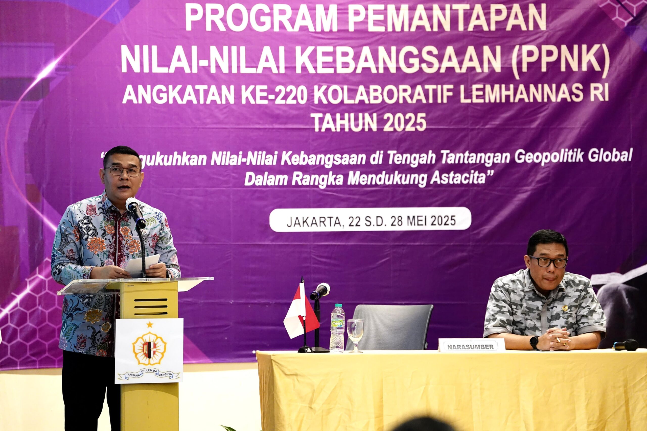 Wamen Ossy saat menjadi pembicara dalam Program Pemantapan Nilai-Nilai Kebangsaan (PPNK) Angkatan ke-220 Kolaboratif Lemhannas RI 2025, yang digelar di AONE Hotel, Jakarta, Jumat (23/05/2025). (Sumber: atrbpn.go.id)
