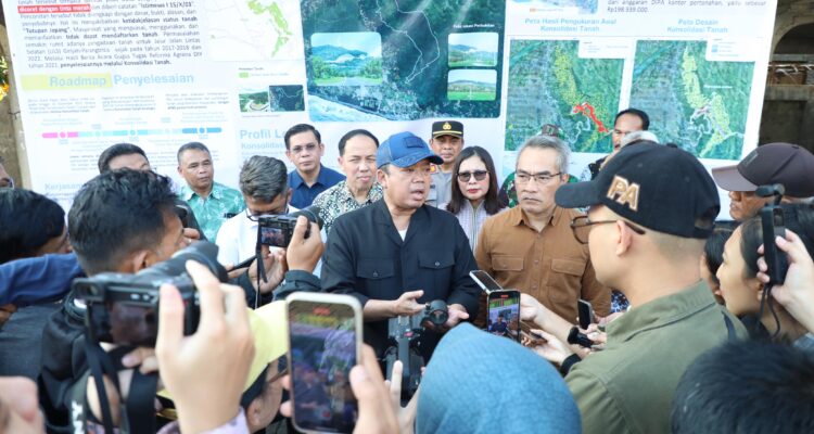 Kementerian Agraria dan Tata Ruang/Badan Pertanahan Nasional (ATR/BPN) kembali menyerahkan 811 Sertipikat hasil program Konsolidasi Tanah, di Kantor Lurah Parangtritis, Kabupaten Bantul, D.I. Yogyakarta, Sabtu (10/05/2025). (Sumber: atrbpn.go.id)