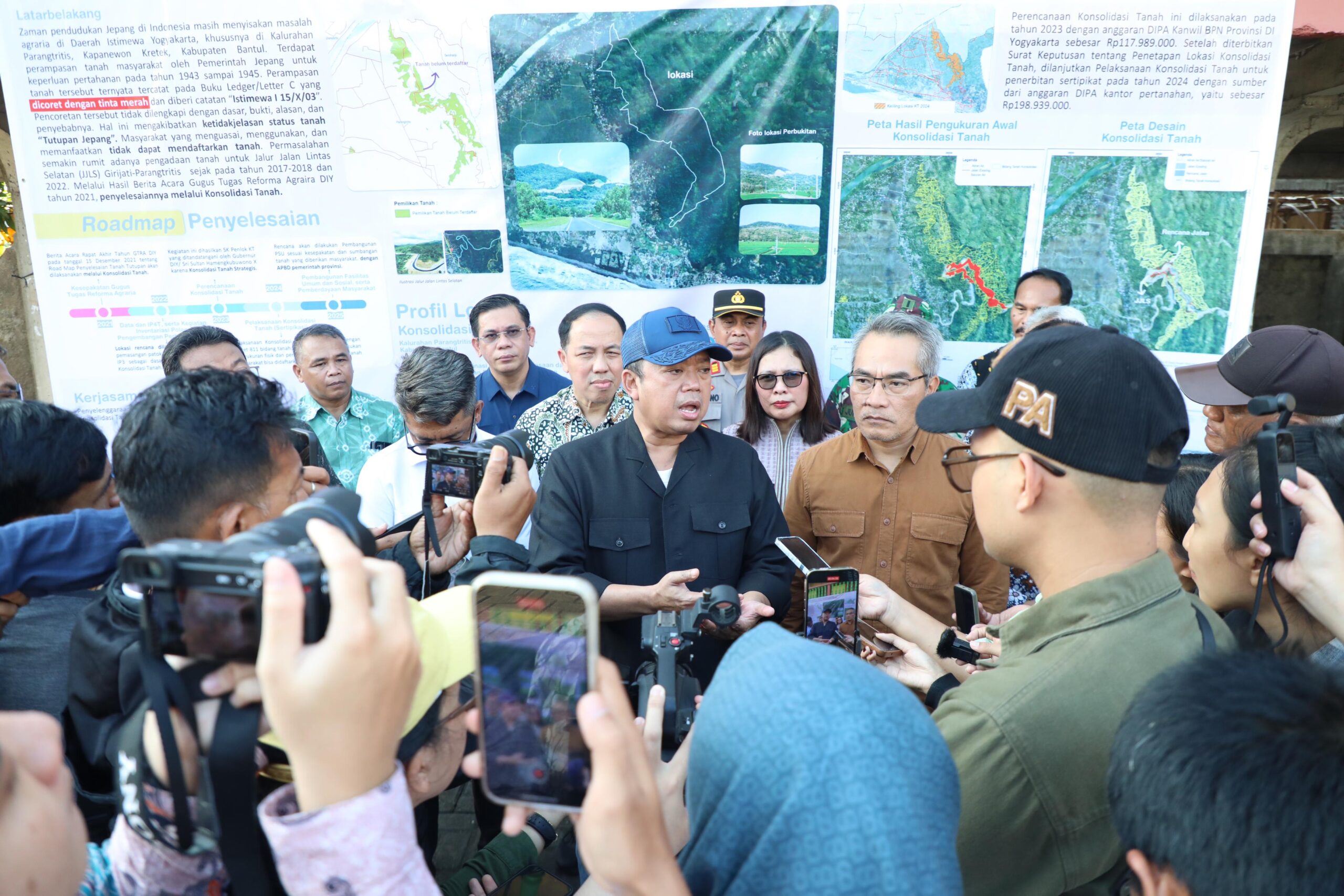 Kementerian Agraria dan Tata Ruang/Badan Pertanahan Nasional (ATR/BPN) kembali menyerahkan 811 Sertipikat hasil program Konsolidasi Tanah, di Kantor Lurah Parangtritis, Kabupaten Bantul, D.I. Yogyakarta, Sabtu (10/05/2025). (Sumber: atrbpn.go.id)