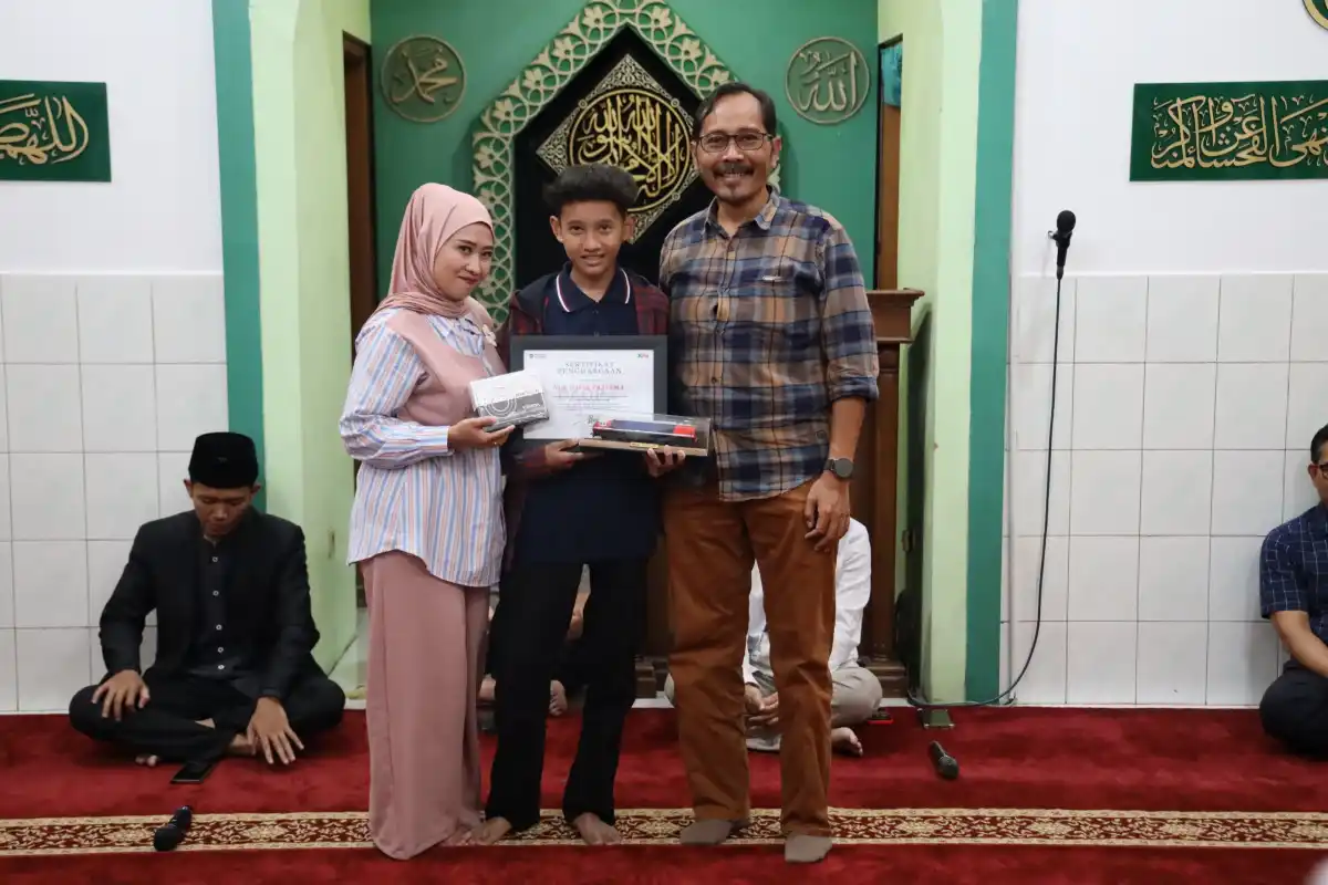 KAI Daop 2 Bandung Berikan Penghargaan Kepada Daffa Yang Peduli terhadap Kelancaran dan Keselamatan Operasional Kereta Api