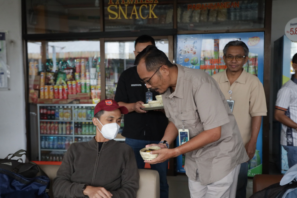 Hari Pangan Sedunia KAI Daop 2 Bandung dan KAI Services Bagikan Aneka Makanan Pokok Lokal Kepada Pelanggan di Stasiun Bandung Hari Pangan Sedunia KAI Daop 2 Bandung dan KAI Services Bagikan Aneka Makanan Pokok Lokal Kepada Pelanggan di Stasiun Bandung