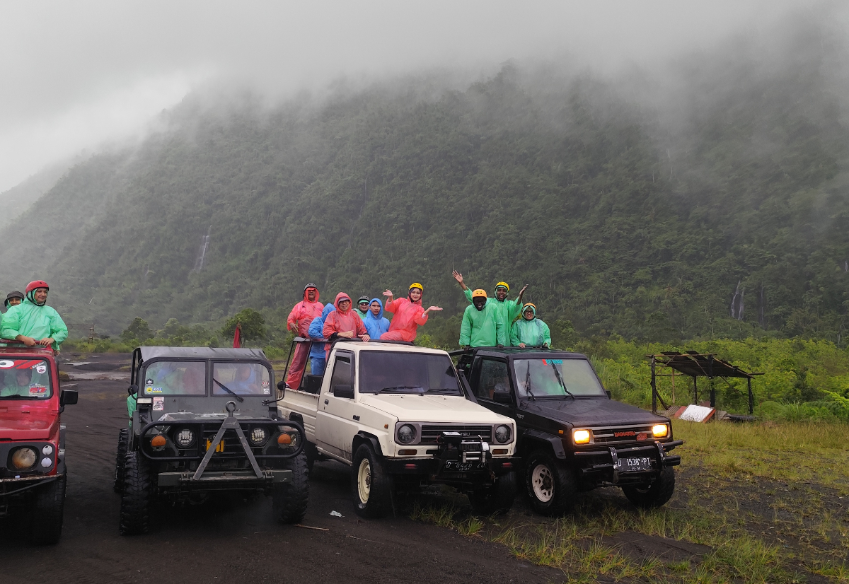 Rasakan sensasi menegangkan wisata off road di Pasir Datar, kaki Gunung Galunggung Tasikmalaya, dengan rute ekstrem dan panorama indah. Rasakan sensasi menegangkan wisata off road di Pasir Datar, kaki Gunung Galunggung Tasikmalaya, dengan rute ekstrem dan panorama indah.