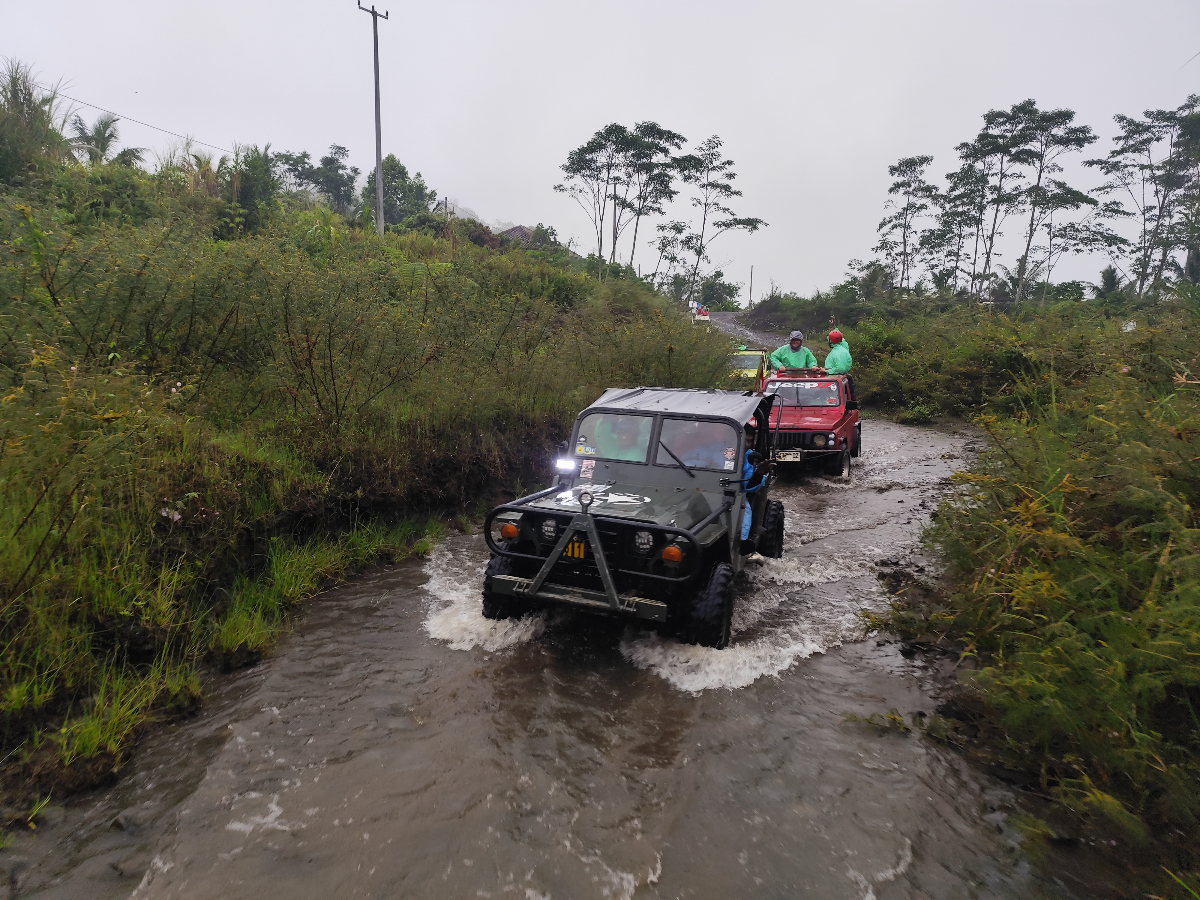 Bagi Anda yang mencari pengalaman wisata penuh tantangan, wisata off road di Pasir Datar Gunung Galunggung adalah pilihan sempurna.