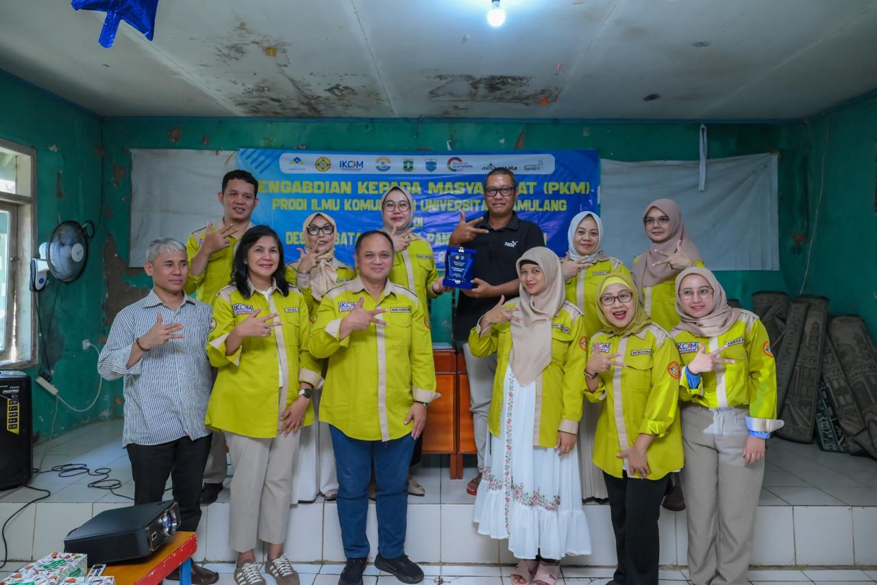 Fikom UNPAM Gelar PKM di Pantai Carita, Ajak Warga Sukajadi Melek Komunikasi dan Promosi Digital