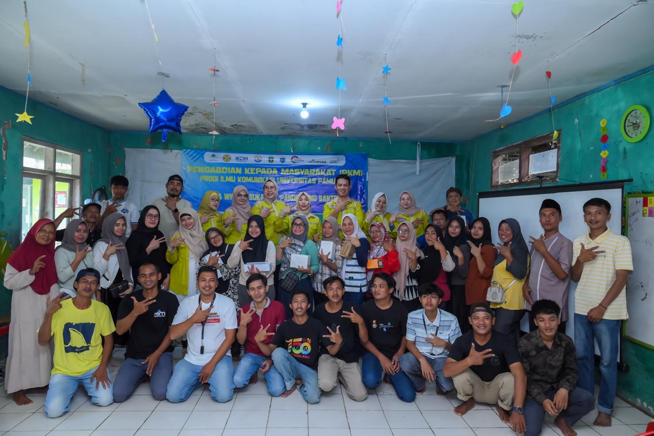 Fikom UNPAM Gelar PKM di Pantai Carita, Ajak Warga Sukajadi Melek Komunikasi dan Promosi Digital