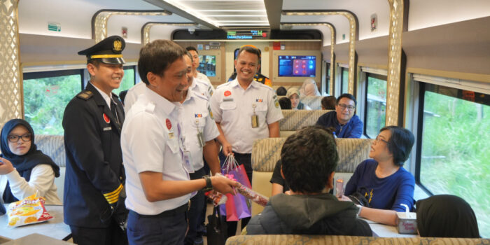 Direktur Utama PT KAI Lakukan Posko Angkutan Nataru 2025-2026, Pastikan Pelanggan Terlayani dengan Baik