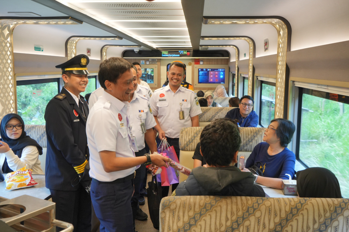 Direktur Utama PT KAI Lakukan Posko Angkutan Nataru 2025-2026, Pastikan Pelanggan Terlayani dengan Baik