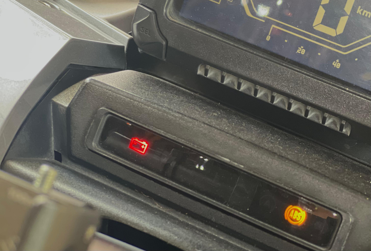 Lampu indikator aki motor menyala bisa disebabkan arus listrik tidak stabil atau aki melemah. Simak langkah pemeriksaan awalnya.