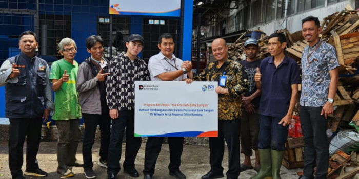 BRI Serahkan Bantuan Program TJSL Yok Kita GAS di Kota Bandung