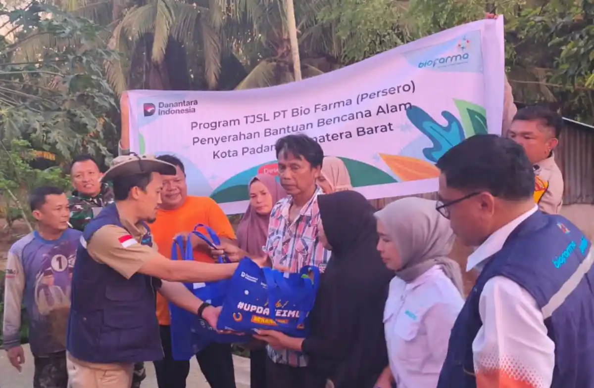 Bio Farma Group Berikan Bantuan untuk Korban Banjir Bandang dan Tanah Longsor di Sumatera Barat