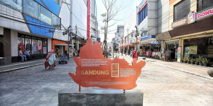 Keluhan bau menyengat di pusat Bandung memicu operasi penertiban homeless. Pemkot bergerak cepat jaga kebersihan kawasan wisata.