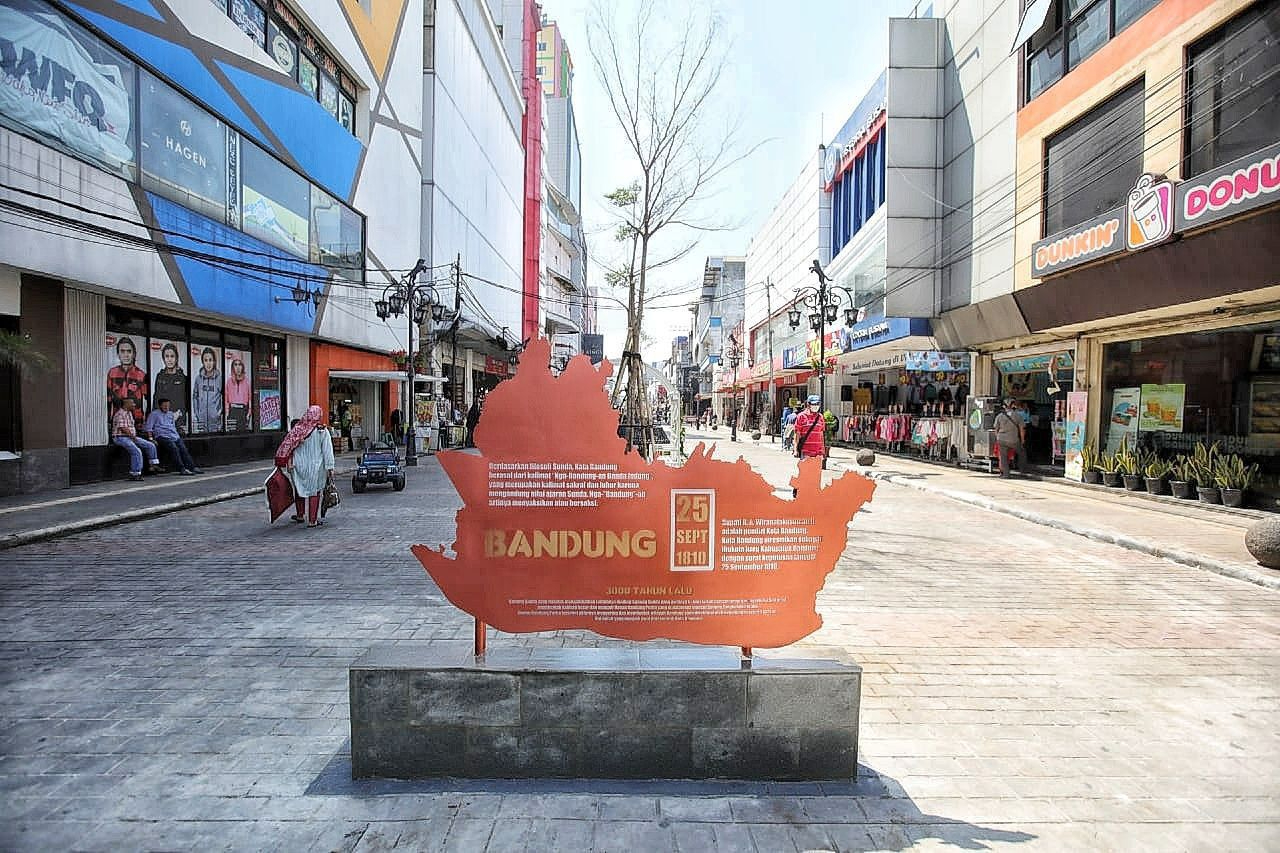 Keluhan bau menyengat di pusat Bandung memicu operasi penertiban homeless. Pemkot bergerak cepat jaga kebersihan kawasan wisata.