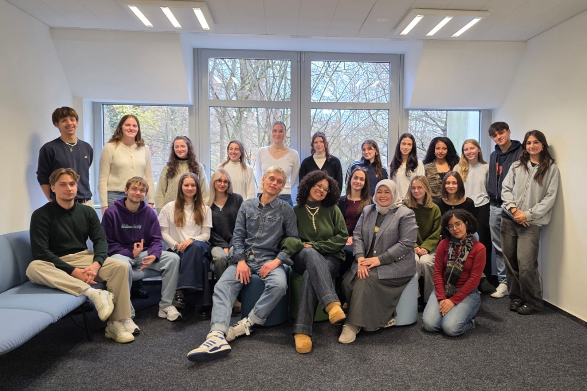 Dr. N. Nurlaela Arief, MBA., IAPR. bersama mahasiswa program International Media Management, RheinMain University of Applied Sciences, Wiesbaden, Jerman, dalam kegiatan International Guest Lecturer (2025). (Dok. pribadi)