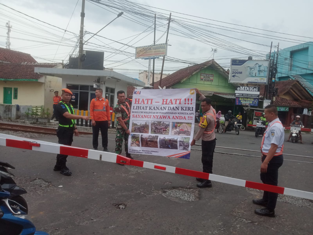 KAI Daop 2 Bandung Himbau Masyarakat Tertib Berlalu Lintas di Perlintasan Sebidang