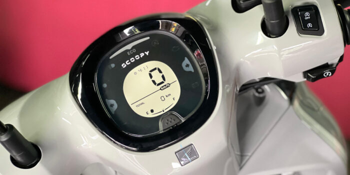 Cara setting jam digital Honda Scoopy terbaru dengan langkah sederhana. Cocok untuk pemula, tanpa perlu ke bengkel.