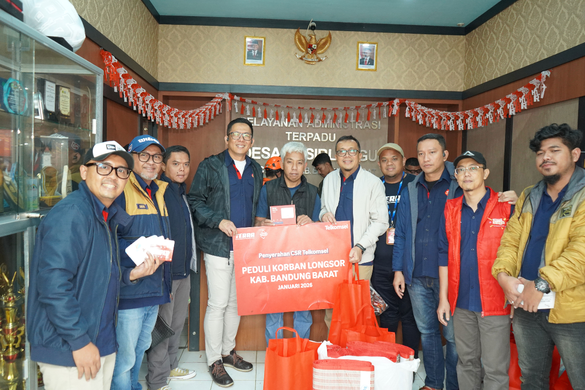 Telkomsel Salurkan Bantuan Sosial dan Pastikan Ketersediaan Jaringan Telekomunikasi Pasca Bencana Longsor di Kabupaten Bandung Barat
