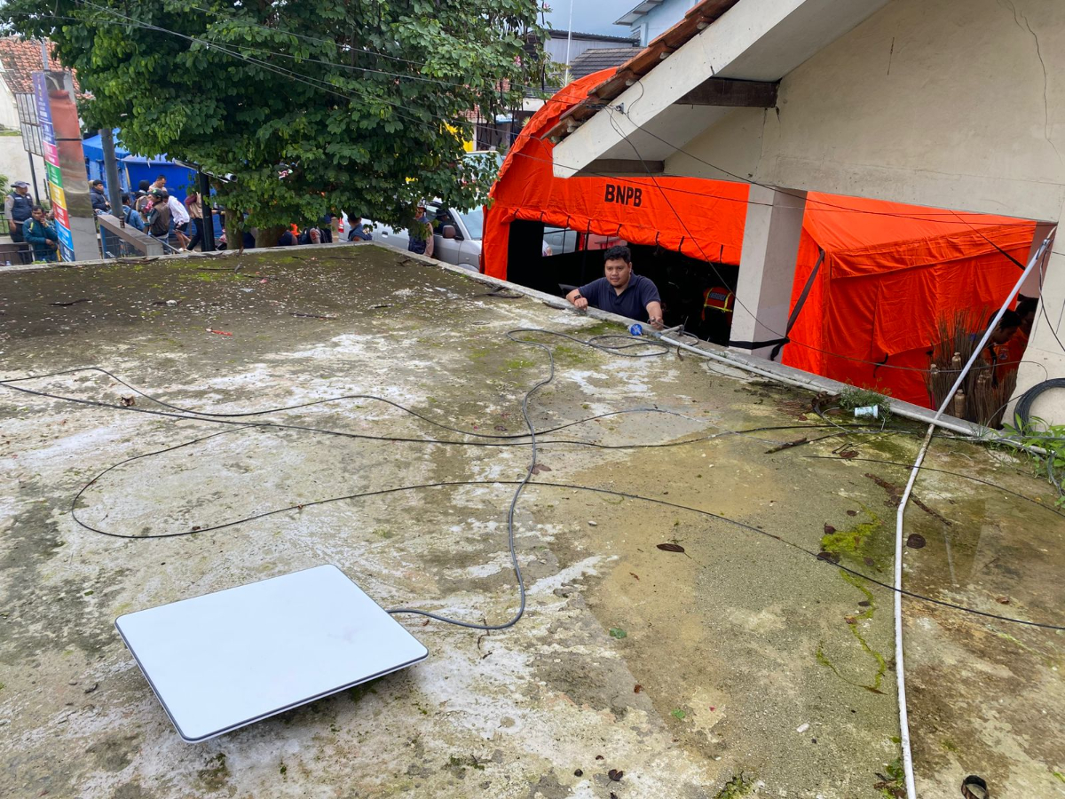Diskominfo Jabar, longsor Bandung Barat, longsor KBB, internet satelit, bencana longsor Cisarua, jaringan internet darurat, Diskominfo Jawa Barat, penanganan bencana Jabar, longsor Pasirlangu, SAR Bandung, DVI Polda Jabar, pengungsi longsor, berita Jawa Barat