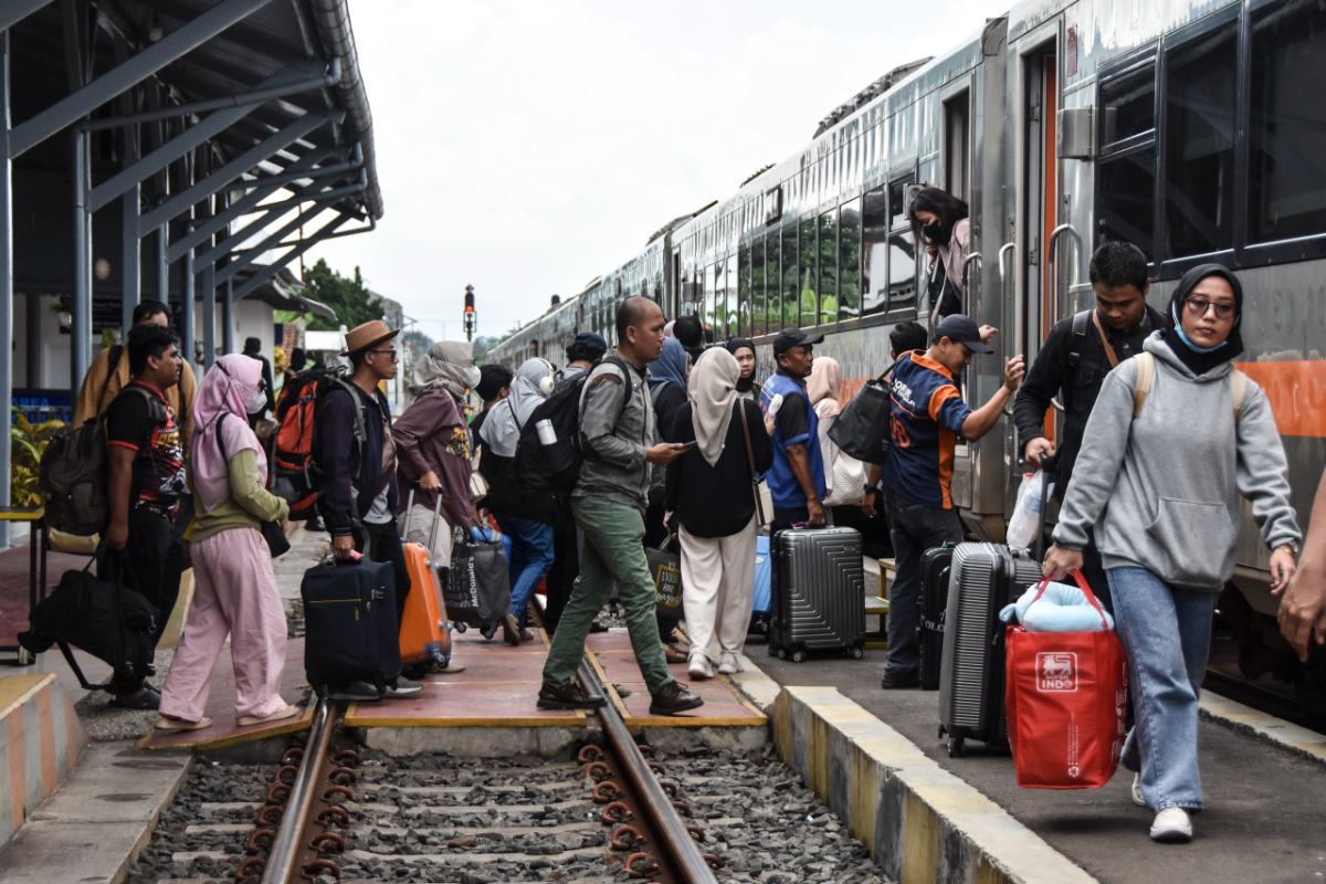 KAI Daop 2 Bandung menyiapkan 24 perjalanan KA jarak jauh reguler per hari dengan 12.992 kursi untuk mendukung Angkutan Lebaran 2026.