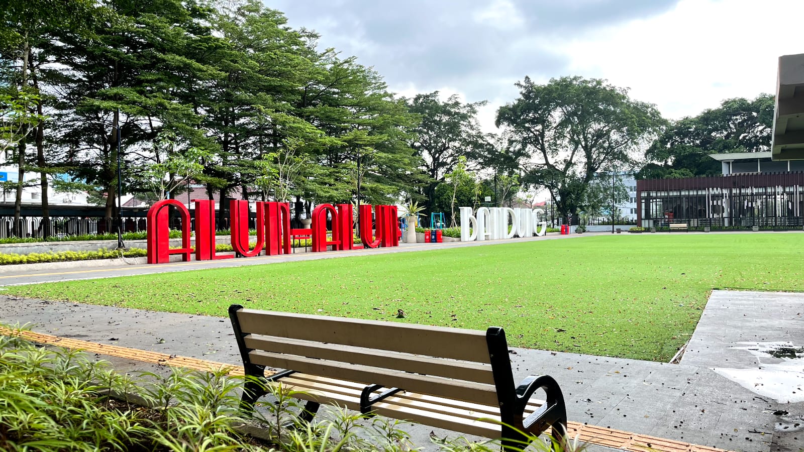Wisata Taman Alun-Alun Bandung Makin Sejuk dan Nyaman Usai Direvitalisasi