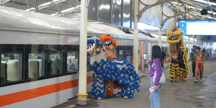 KAI Daop 2 Bandung Semarakkan Imlek 2026 dengan Dekorasi Meriah dan Atraksi Barongsai