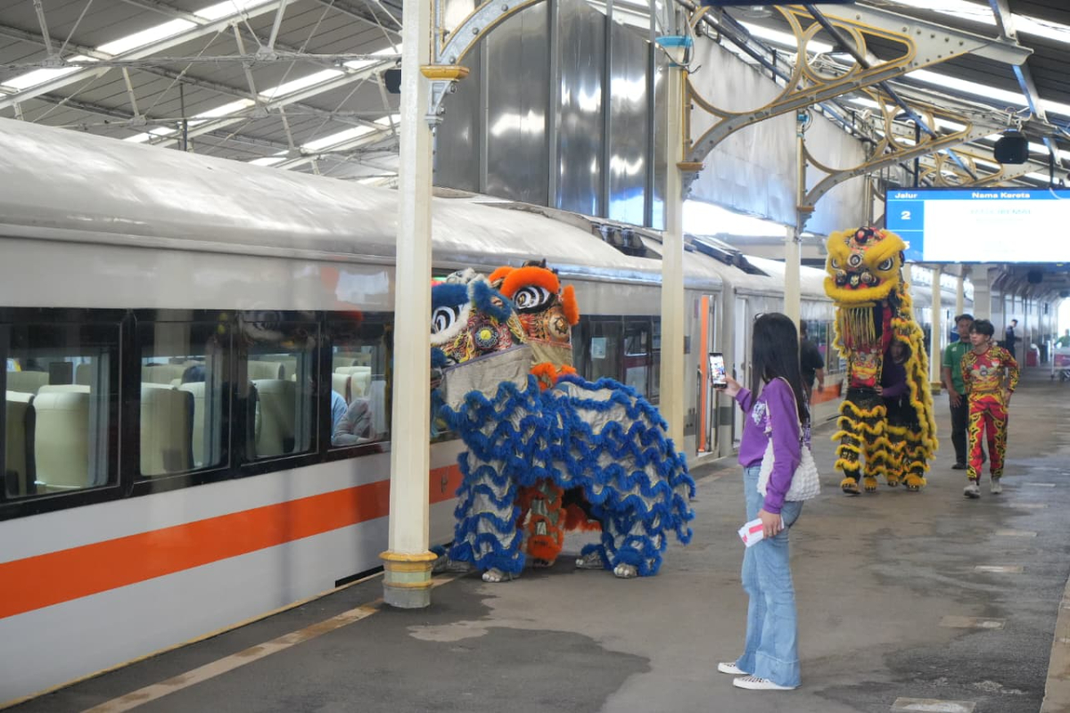 KAI Daop 2 Bandung Semarakkan Imlek 2026 dengan Dekorasi Meriah dan Atraksi Barongsai