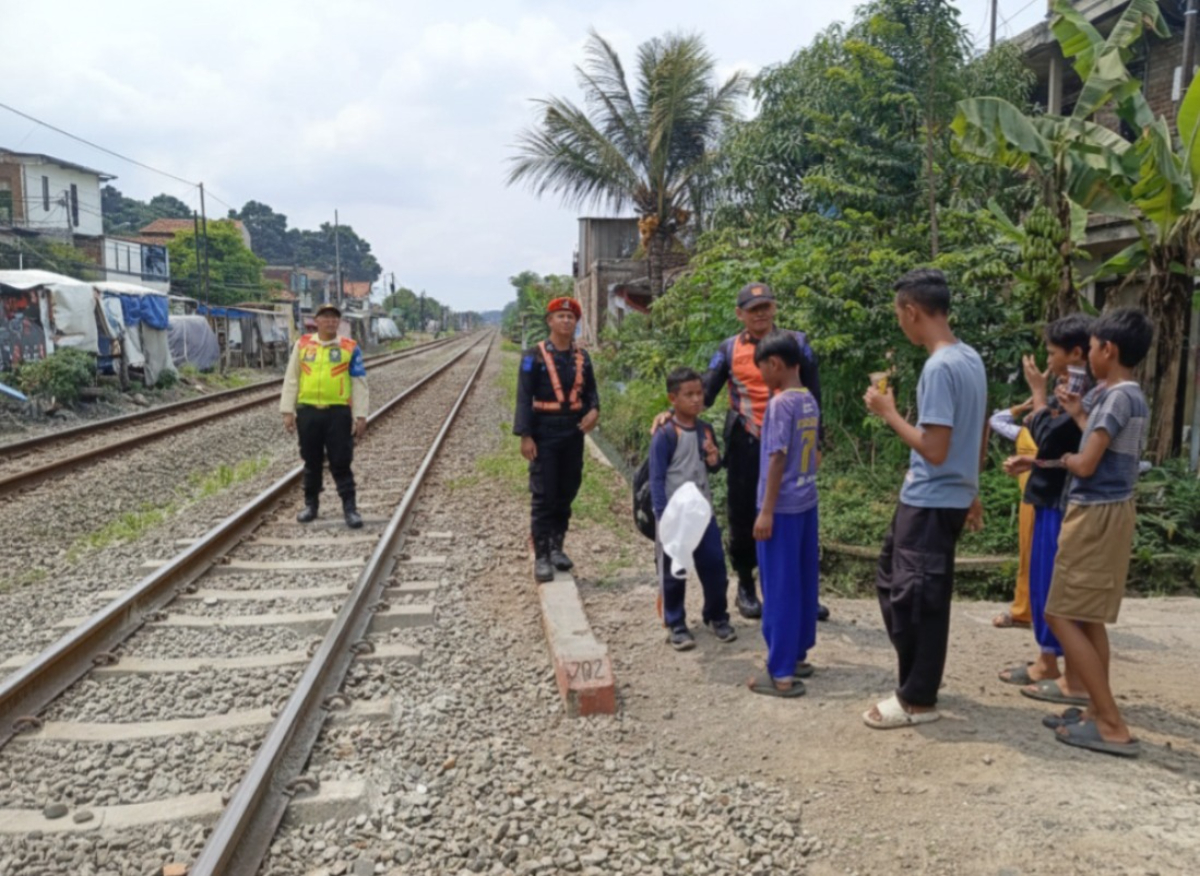KAI Daop 2 Bandung Tegas Larang Masyarakat Beraktivitas di Jalur Rel Saat Ramadan, Langgar UU Bisa Terancam Sanksi Pidana