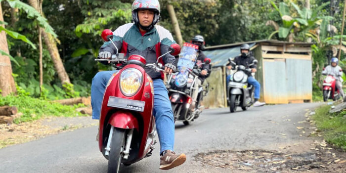 Jalan Berlubang Berbahaya, Ini Teknik Aman Lewat Lubang agar Motor Tetap Stabil