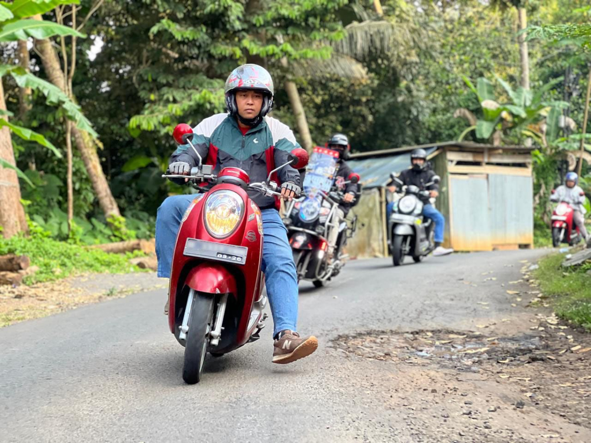 Jalan Berlubang Berbahaya, Ini Teknik Aman Lewat Lubang agar Motor Tetap Stabil