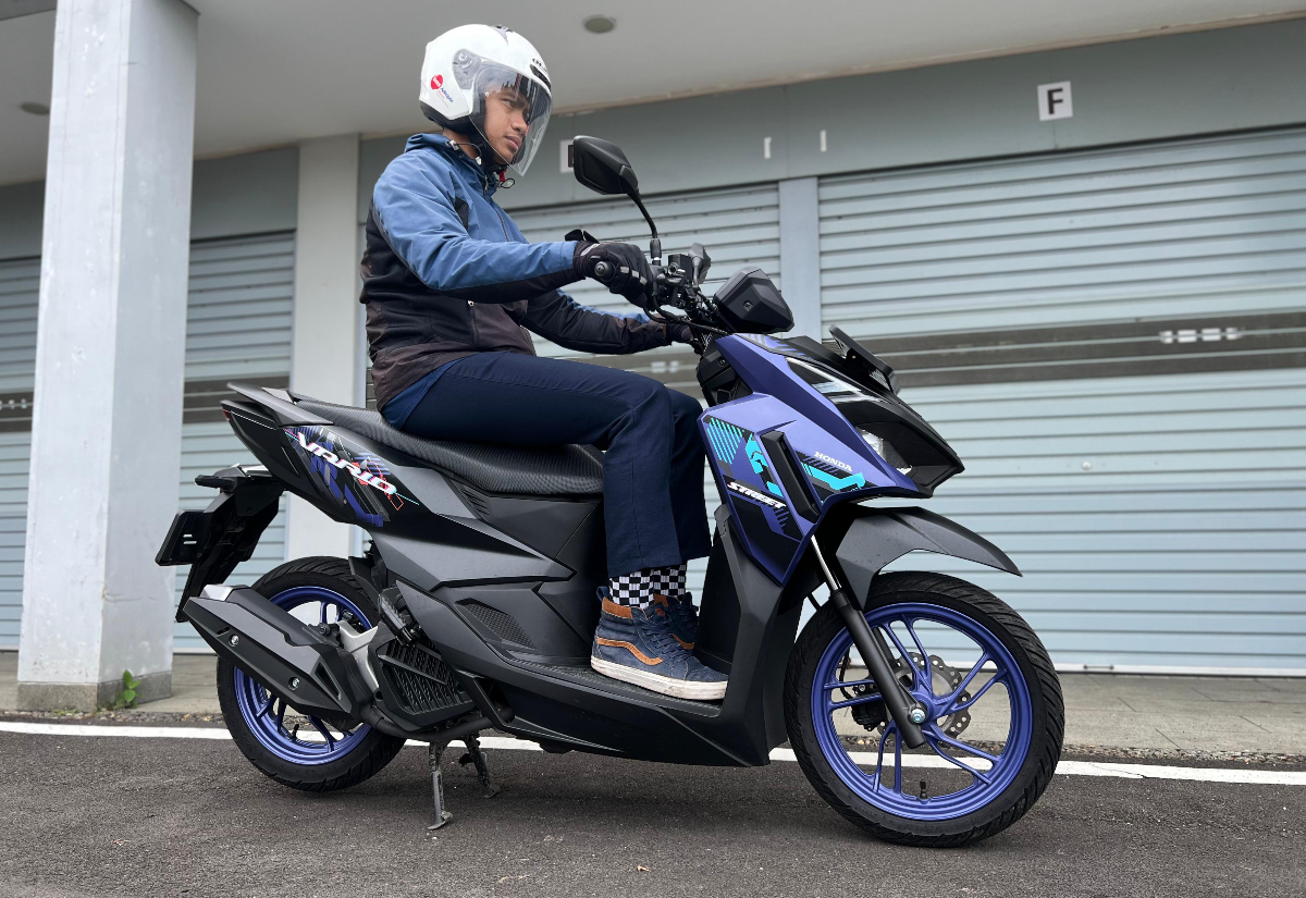 Posisi kepala hingga kaki saat naik motor memengaruhi keamanan. Simak tips postur berkendara yang benar berikut ini.