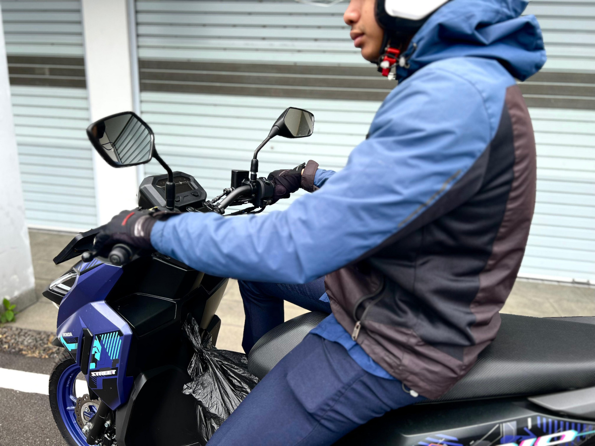 Jangan Menggantungkan Barang pada Kemudi Sepeda Motor