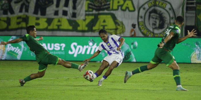 Hasil akhir Persebaya vs Persib 2-2 di GBT. Maung Bandung tetap puncak klasemen usai laga dramatis pekan 24 Super League.