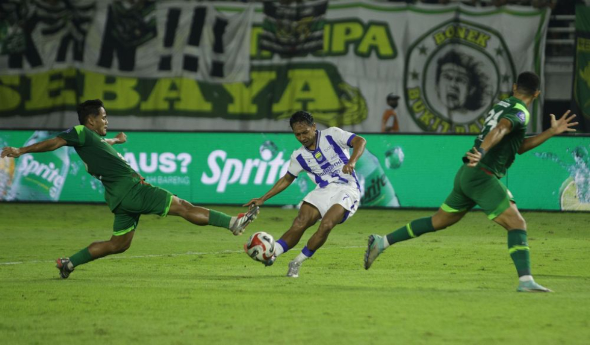 Hasil akhir Persebaya vs Persib 2-2 di GBT. Maung Bandung tetap puncak klasemen usai laga dramatis pekan 24 Super League.