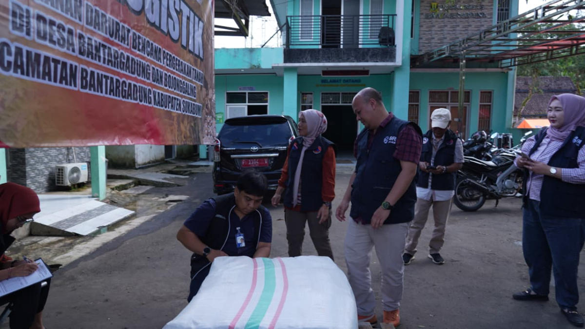 BRI Gerak Cepat Salurkan Bantuan Tahap Awal untuk Korban Bencana Pergerakan Tanah di Bantargadung Sukabumi