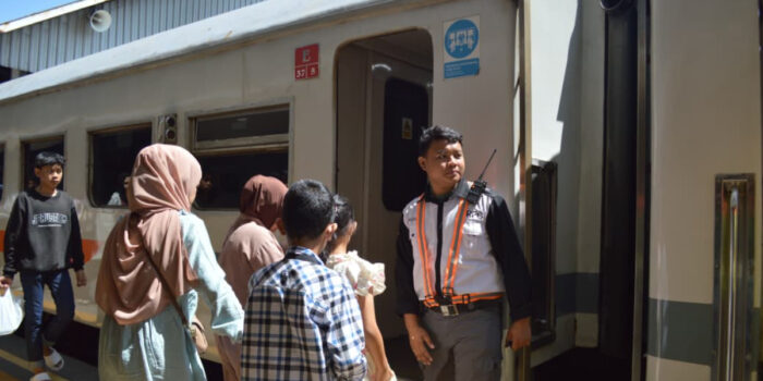 165 Relawan Dari Komunitas Railfans dan Pramuka Tinggalkan Libur Lebaran, Memilih Layani Pelanggan di wilayah KAI Daop 2 Bandung