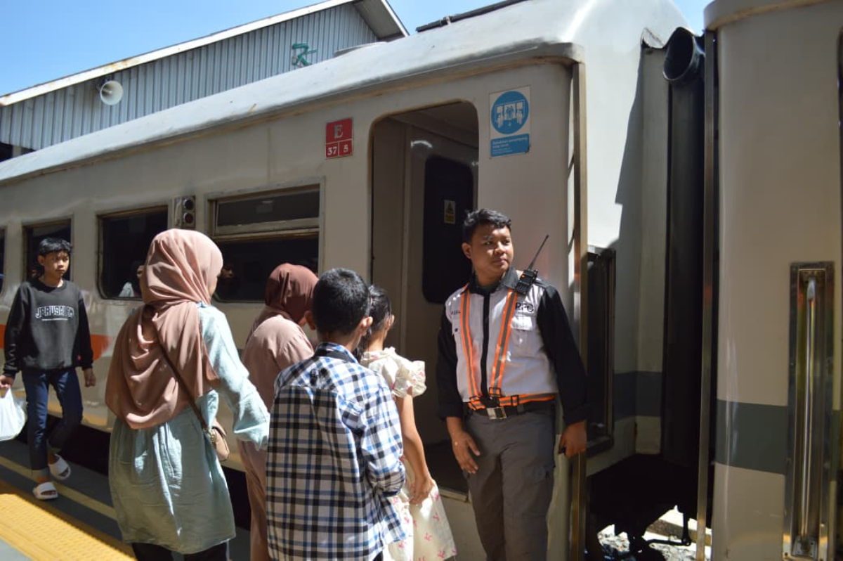 165 Relawan Dari Komunitas Railfans dan Pramuka Tinggalkan Libur Lebaran, Memilih Layani Pelanggan di wilayah KAI Daop 2 Bandung