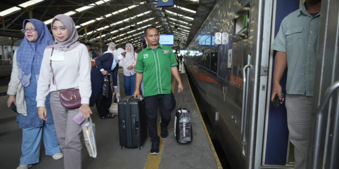 Di tengah lonjakan penumpang Lebaran 2026, ratusan porter di Daop 2 Bandung tetap bertugas membantu pelanggan, bahkan rela tidak mudik demi pelayanan terbaik.