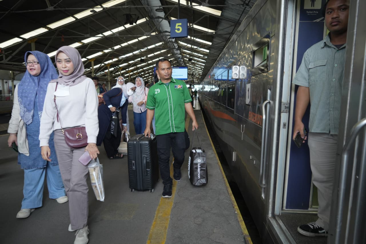 Di tengah lonjakan penumpang Lebaran 2026, ratusan porter di Daop 2 Bandung tetap bertugas membantu pelanggan, bahkan rela tidak mudik demi pelayanan terbaik.