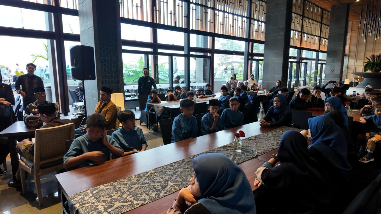 Aksi berbagi Ramadan, Swiss-Belresort Dago Heritage Bandung undang anak panti untuk buka puasa bersama penuh kebersamaan.