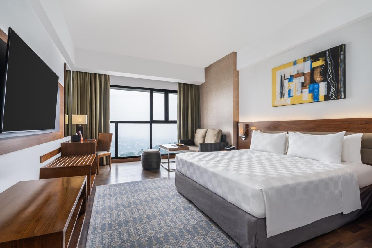 Nikmati paket Eid mulai Rp4 jutaan di Swiss-Belresort Dago Heritage Bandung lengkap dengan Eid Lunch dan hampers eksklusif.