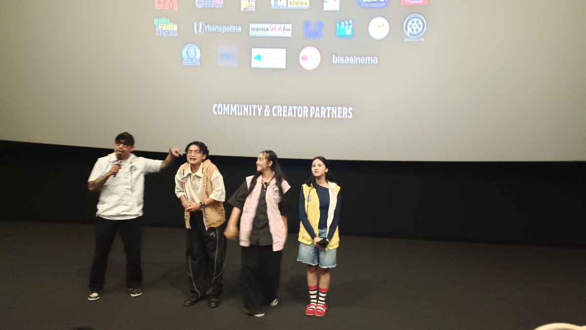 Film Pelangi di Mars menghadirkan petualangan luar angkasa dengan teknologi XR canggih. Screening di Bandung disambut hangat keluarga dan anak-anak.