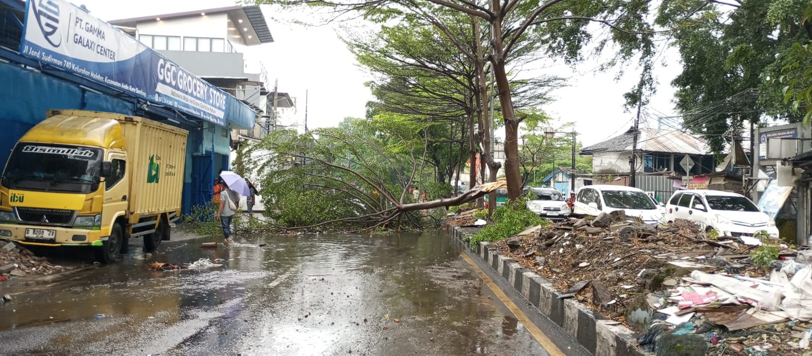 Cuaca ekstrem melanda Bandung dan memicu puluhan kejadian darurat termasuk pohon tumbang dan banjir permukiman warga.