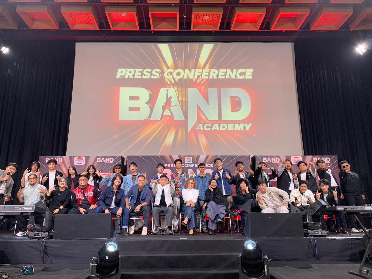 INDOSIAR KEMBALI HADIRKAN TEROBOSAN BESAR, MENGHIDUPKAN ERA BARUINDUSTRI MUSIK INDONESIA LEWAT PROGRAM “BAND ACADEMY”
Anang Hermansyah, Tantri dan Chua ‘Kotak’, Ariyo Wahab, serta Pongky Barata akan Mengawal sebagai
Judges
Jakarta, 2 April 2026
Di tengah gelombang popularitas “D’Academy 7” yang masih memanas dan menjadi program nomor satu,
INDOSIAR kembali menghadirkan terobosan besar dengan menghidupkan era baru industri musik Tanah Air melalui
program “Band Academy”, sebuah ajang pencarian bakat yang menampilkan grup-grup band berbakat dari seluruh
Indonesia.
“Sejak lama INDOSIAR melihat belum adanya regenerasi yang signifikan di segmen musik grup band di Indonesia.
Namun, merancang ajang pencarian bakat yang secara khusus mengekspos band-band muda sekaligus memiliki
potensi jangka panjang di industri musik bukanlah hal yang mudah. Setelah melalui berbagai pertimbangan dan
persiapan yang matang, INDOSIAR siap melahirkan talenta baru band muda yang siap menggebrak industri musik
Indonesia. Kami juga melibatkan musisi band senior Tanah Air sebagai Judges dan Coaches, dengan harapan para
lulusan ‘Band Academy’ memiliki bekal yang mumpuni untuk meraih kesuksesan serta mampu menginspirasi
generasi muda lainnya untuk terus berkarya,” ujar Harsiwi Achmad selaku Direktur EMTEK Media.
Audisi online telah berlangsung sejak 9 Desember 2025, dengan jumlah pendaftar mencapai lebih dari 1.500
peserta. Peserta yang lolos tahap audisi online kemudian disaring kembali melalui audisi offline hingga terpilih 30
grup band (Academia) yang siap menampilkan performa terbaik mereka di layar kaca INDOSIAR mulai 7 April
2026.
“Band Academy” menghadirkan deretan nama besar yang kredibel sebagai judges dan coaches, di antaranya
Anang Hermansyah, Tantri Kotak, Chua Kotak, Ariyo Wahab, dan Pongki Barata. Selain itu, Badai, yang
dikenal sebagai maestro lagu romantis Indonesia lewat karya hits seperti “Demi Cinta”, “Kejujuran Hati”, “Tapi Bukan
Aku”, “Mengenangmu” dan lain sebagainya, didapuk sebagai Head Coach. Ia akan didampingi oleh Uchie Wiby
sebagai Vocal Coach dan Baba sebagai Stage Act Coach bagi para Band Academia. Sementara itu, Ramzi,
Gilang Dirga, Rina Nose, dan Jirayut akan tampil sebagai host yang siap memandu panggung konser “Band
Academy” dengan aksi-aksi menghibur.
30 Band Academia yang telah terpilih akan dibagi ke dalam enam grup, masing-masing terdiri atas lima band. Dari
setiap grup, akan dipilih satu perwakilan terbaik sebagai juara grup. Selanjutnya, juara grup 1 hingga 3 akan
tampil pada babak Semifinal 1, sedangkan juara grup 4 hingga 6 akan tampil pada babak Semifinal 2. Dari
masing-masing babak semifinal, hanya satu band terbaik yang akan melaju ke babak Grand Final, sehingga tersisa
dua band terbaik. Pemenang “Band Academy” kemudian akan ditentukan pada malam Kemenangan.
Pemirsa dapat mengirimkan Virtual Gift kepada academia favoritnya sebagai bentuk apresiasi atau dukungan
melalui aplikasi VIDIO. Virtual Gift di babak eleminasi tidak terhitung sebagai vote, karena juri yang akan menjadi
penentu academia yang lanjut manggung atau turun panggung. Karena juri sudah mengantarkan dua band terbaik di
setiap final grup, maka mulai babak Final Group, Semi Final, Grand Final dan Kemenangan, Virtual Gift akan
menentukan pemenang. Informasi lengkap mengenai cara pemberian Virtual Gift dapat dilihat melalui akun resmi
media sosial @INDOSIAR.
Kehadiran “Band Academy” di layar kaca INDOSIAR juga didukung Indomie sebagai official sponsor (kategori
noodles) dari “Band Academy”. “Melalui kolaborasi dengan Band Academy, Indomie ingin semakin dekat dengan
Gen Z melalui platform yang relevan, ekspresif, dan dekat dengan passion mereka di bidang musik. Ke depannya,
Indomie berkomitmen untuk terus mendukung perjalanan talenta muda Indonesia dan menjadi bagian dari
perkembangan mereka di industri kreatif,” ujar Perwakilan Brand Indomie.
Episode perdana “Band Academy” akan digelar pada Selasa, 7 April 2026, LIVE pukul 19.00 WIB bertajuk
“Welcome Band Academy”. Panggung konser akan semakin meriah dengan kehadiran sejumlah band papan atas
Indonesia, di antaranya Kotak, The Dance Company, The Changcuters, Barasuara, dan Batas Senja. Tak hanya
itu, kehadiran Fildan, Valen DA7, Arbil DA7, April DA7, Afan DA, Lady Rara, dan Waode POPA juga akan turut
memeriahkan konser perdana ini. Saksikan pula penampilan Valen DA7 dan Afan DA yang akan membawakan lagu
Theme Song “Band Academy” berjudul “Meraih Mimpi”. Acara akan dipandu oleh Ramzi, Gilang Dirga, Rina
Nose, dan Jirayut. Jangan lewatkan talent search terbaru “Band Academy”, tayang perdana mulai Selasa, 7
April 2026, dan selanjutnya tayang setiap Rabu – Jumat, pukul 19.00 WIB, LIVE dan eksklusif di INDOSIAR
dan VIDIO.
