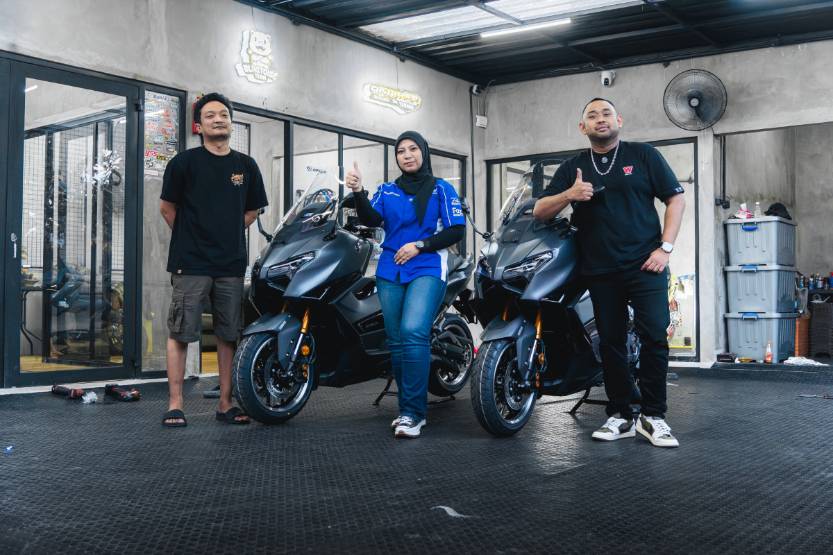 Yamaha menyerahkan unit TMAX kepada konsumen pertama di beberapa kota besar. Teknologi modern dan kenyamanan berkendara menjadi alasan utama tingginya minat pasar premium