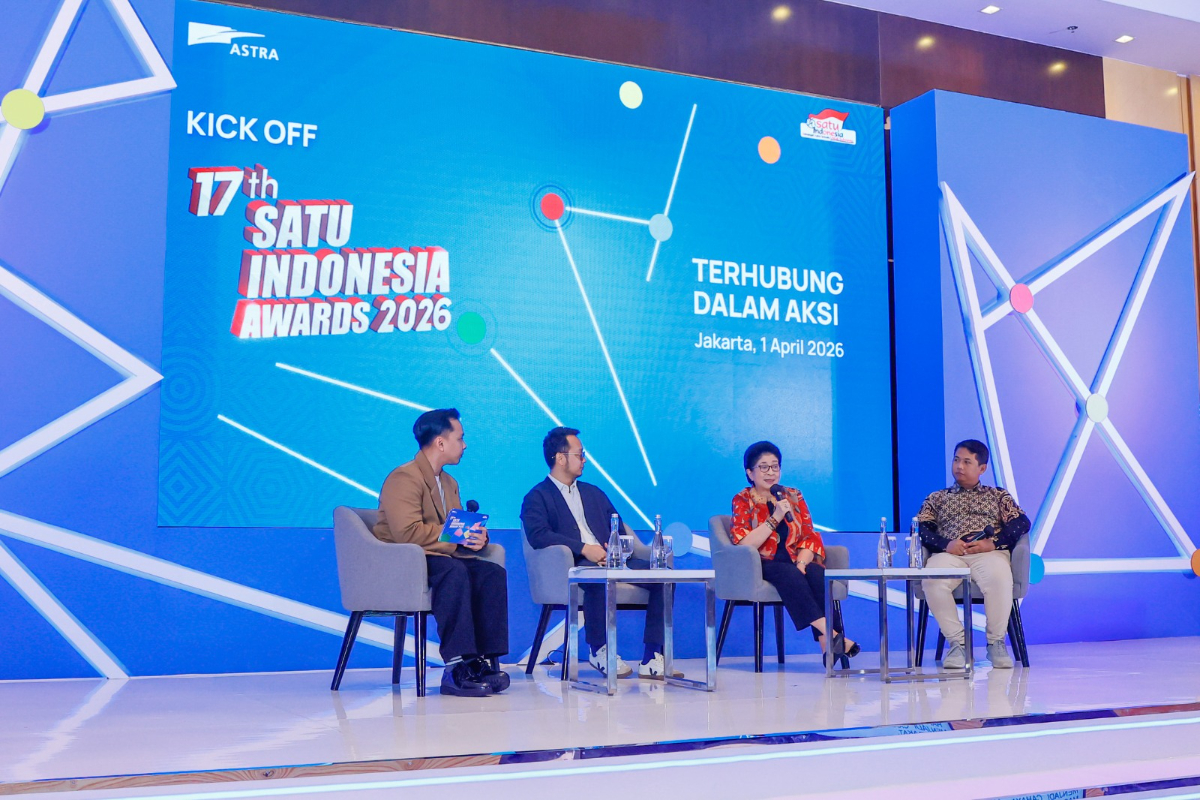 Juri 17th SATU Indonesia Awards 2026 sekaligus Dosen Fakultas Kedokteran Universitas Indonesia Prof. Nila Moeloek (kedua kanan), Penerima Apresiasi SATU Indonesia Awards Tahun 2013 sekaligus Fasilitator Desa Sejahtera Astra Mekanira, Purbalingga, Jawa Tengah, Rizki Dwi Rahmawan (kanan), dan Head of Brand Communications Astra Yudha Prasetya (kedua kiri) saat sesi bincang inspiratif AstraTalks: 17th SATU Indonesia Awards 2026, pada hari ini (1/4).