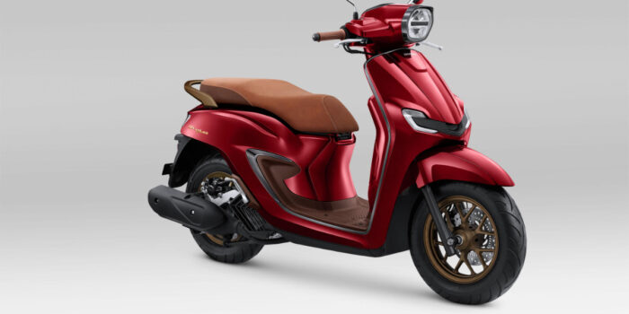 Honda Stylo 160 kini memiliki pilihan warna terbaru seperti Burgundy, Royal Blue, dan Glam White. Skutik fashionable ini hadir dengan fitur lengkap dan desain modern klasik