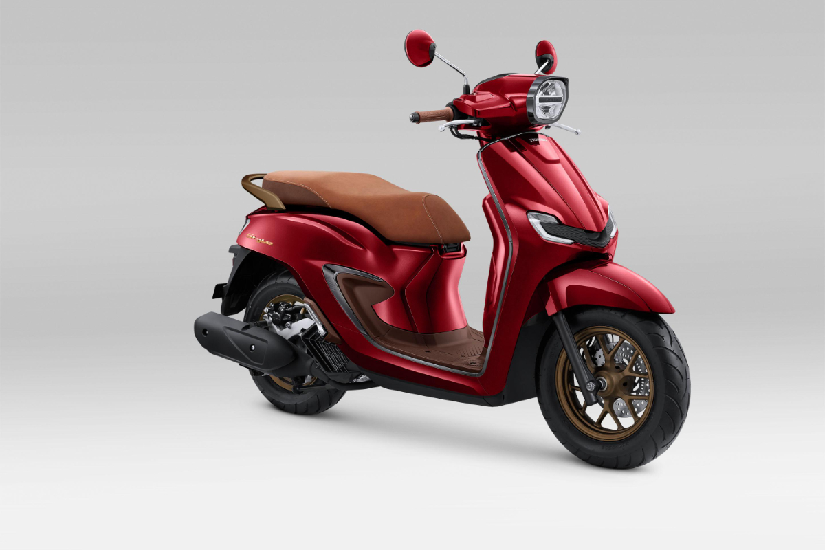 Honda Stylo 160 kini memiliki pilihan warna terbaru seperti Burgundy, Royal Blue, dan Glam White. Skutik fashionable ini hadir dengan fitur lengkap dan desain modern klasik