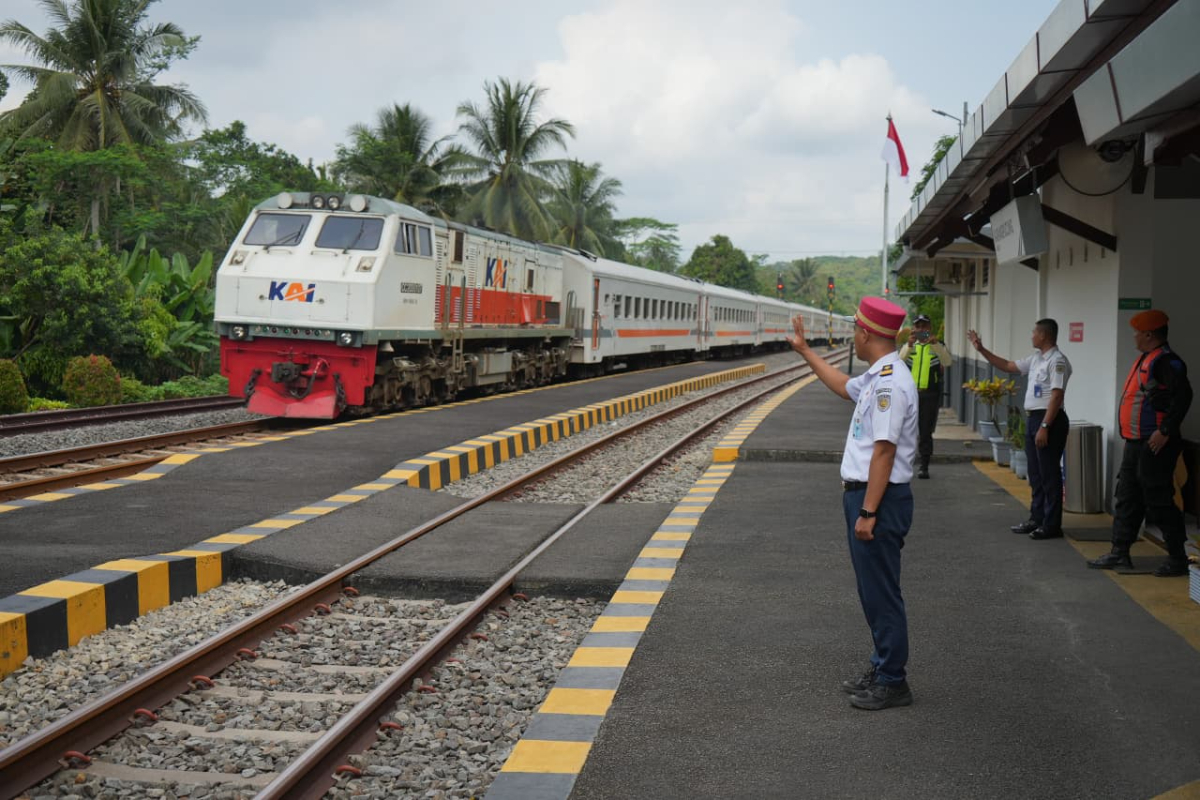 KAI Daop 2 Bandung Catat Kinerja Ketepatan Waktu KA Berangkat Pada Angkutan Lebaran 2026 Mencapai 99,80% Meningkat dari Angkutan Lebaran 2025, berikut 10 KA Favorit Pelanggan