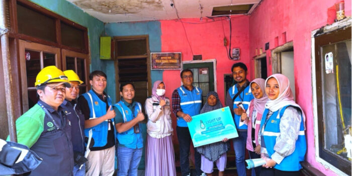 Semangat Idul Fitri, PLN ULP Cijawura Hadirkan Terang bagi Warga Melalui Program Jumat Berbagi Cahaya